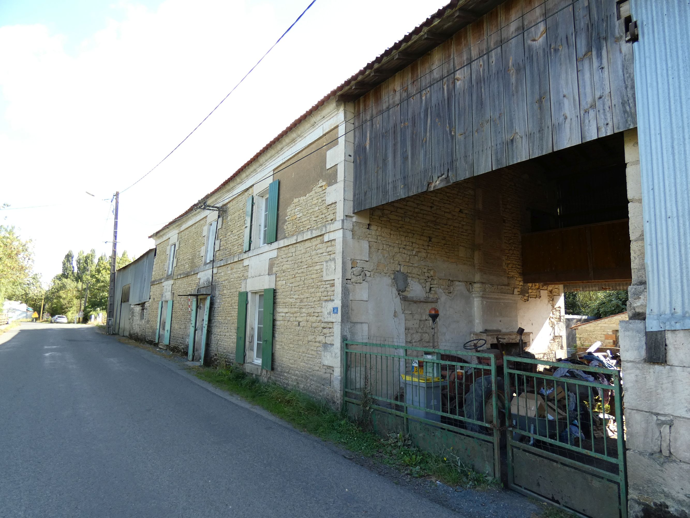 Ferme, actuellement maison ; 58 et 60, les Bourdettes