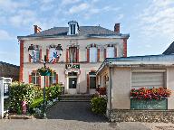 Mairie-école de garçons, actuellement mairie et groupe scolaire.