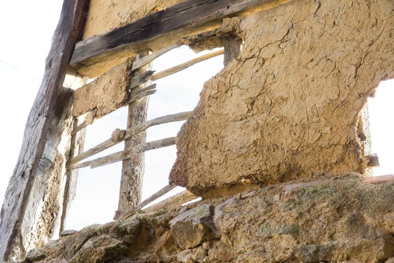 Bâtiment avec cloison en torchis (détail). La Mauvillonnière, La Planche, cadastre 2018, YA 01-187