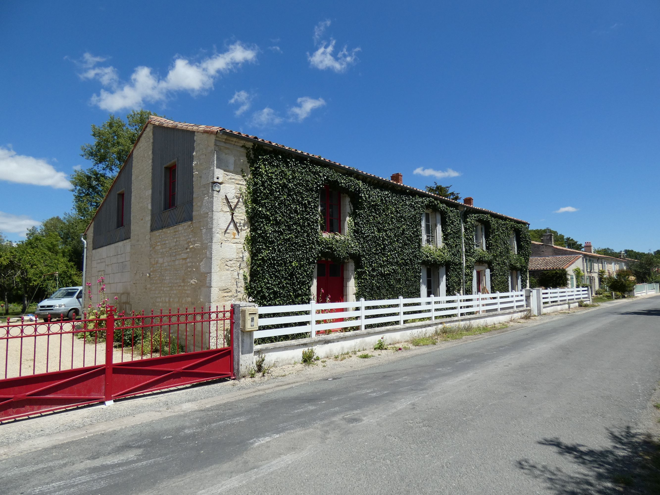 Ferme, café dit la Douane, épicerie, actuellement maison ; Village de la Sèvre, 7 route des Cabanes