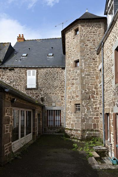 Manoir urbain, dit des Perrins, actuellement maisons, 12-14 rue d'Ambrières