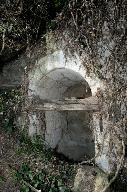 Bois-Minet ou La Vacherie : puits troglodytique abandonné, dans le coteau situé sous le Clos-Bourbon.