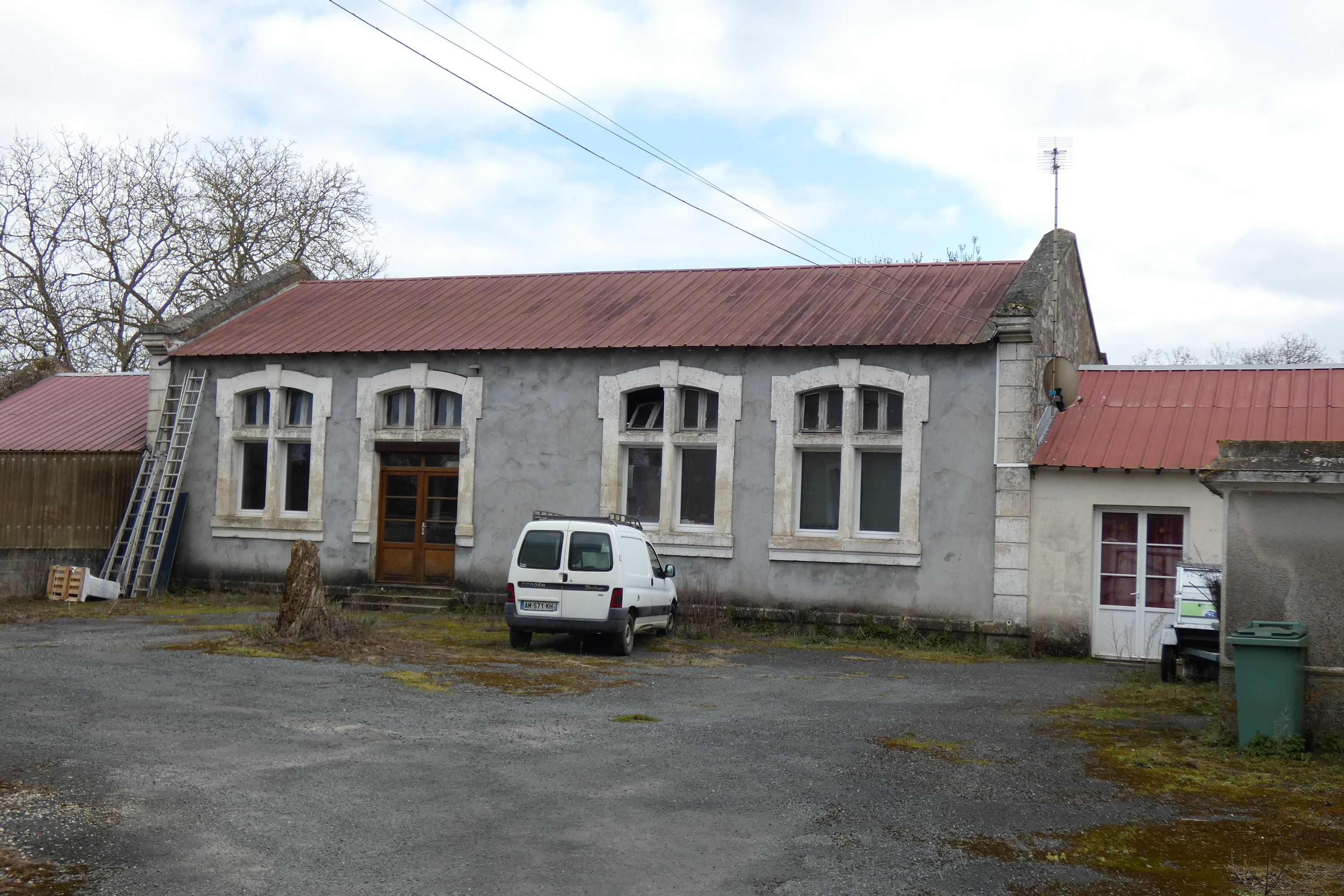 Ecole primaire de Nessier, actuellement maison, 35 route des Pictons
