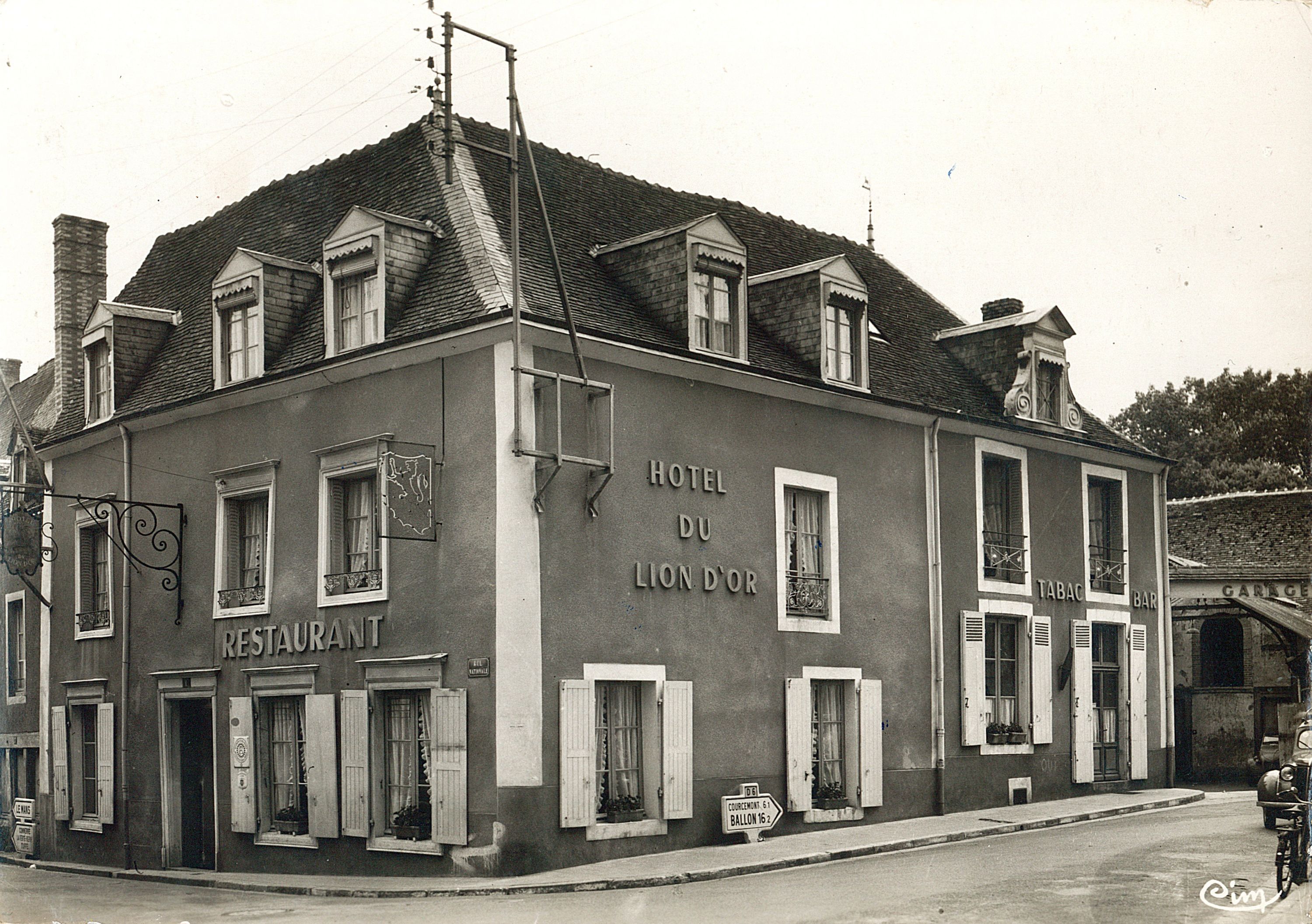 Hôtel de voyageurs dit hôtel du Lion d'Or, actuellement immeuble à logements et magasin de commerce.