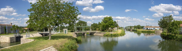 Hameau et site d'écluse de Bazoin