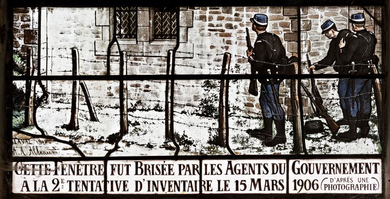 Verrière historiée : gendarmes brisant une verrière lors de l'inventaire de 1906 (baie 9) - Église paroissiale Saint-Martin, Montjean