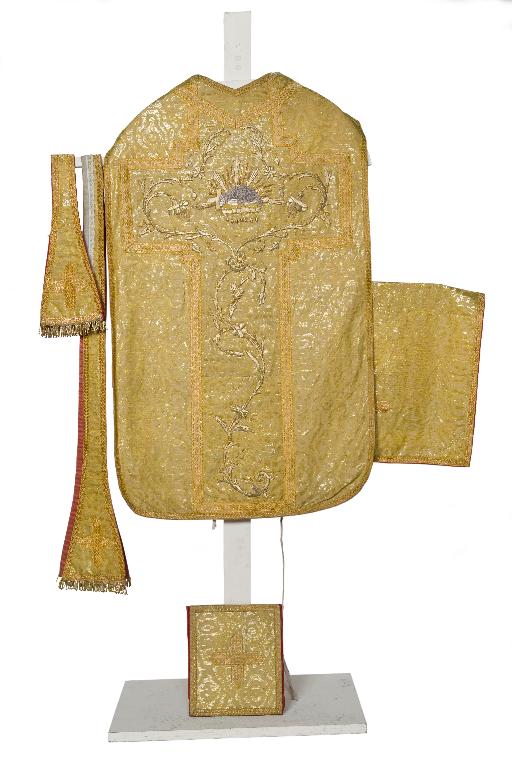 Ornement doré : chasuble, étole, manipule, voile de calice, bourse de corporal - Église paroissiale Notre-Dame-de-l'Assomption, La Rouaudière