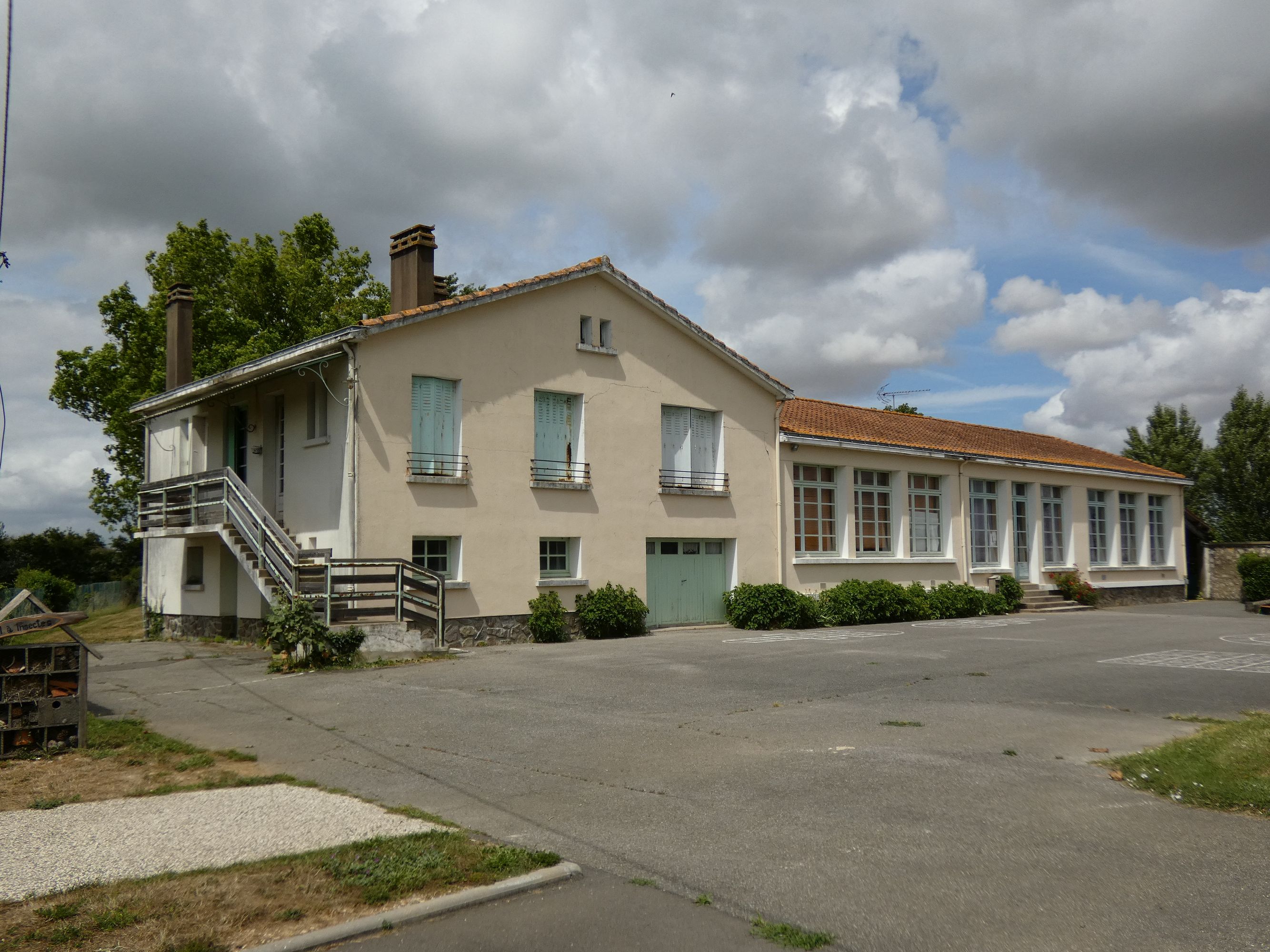 Mairie (ancienne), école primaire, 43 route de Sainte-Christine