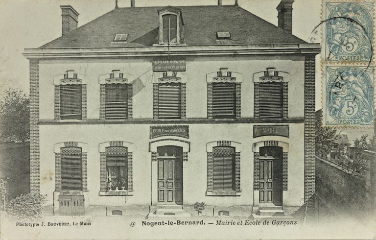 Mairie-école de garçons, actuellement mairie et groupe scolaire.