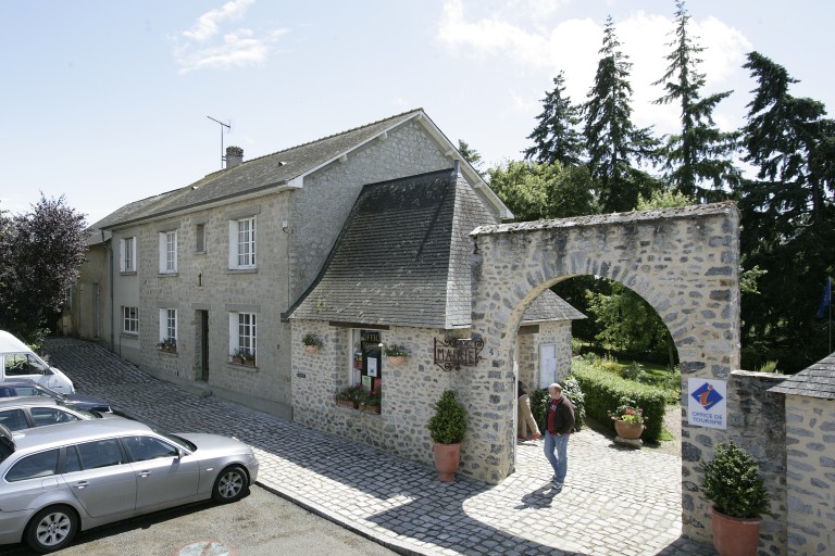 Presbytère, puis mairie - place Jacques-Favrot, Saulges