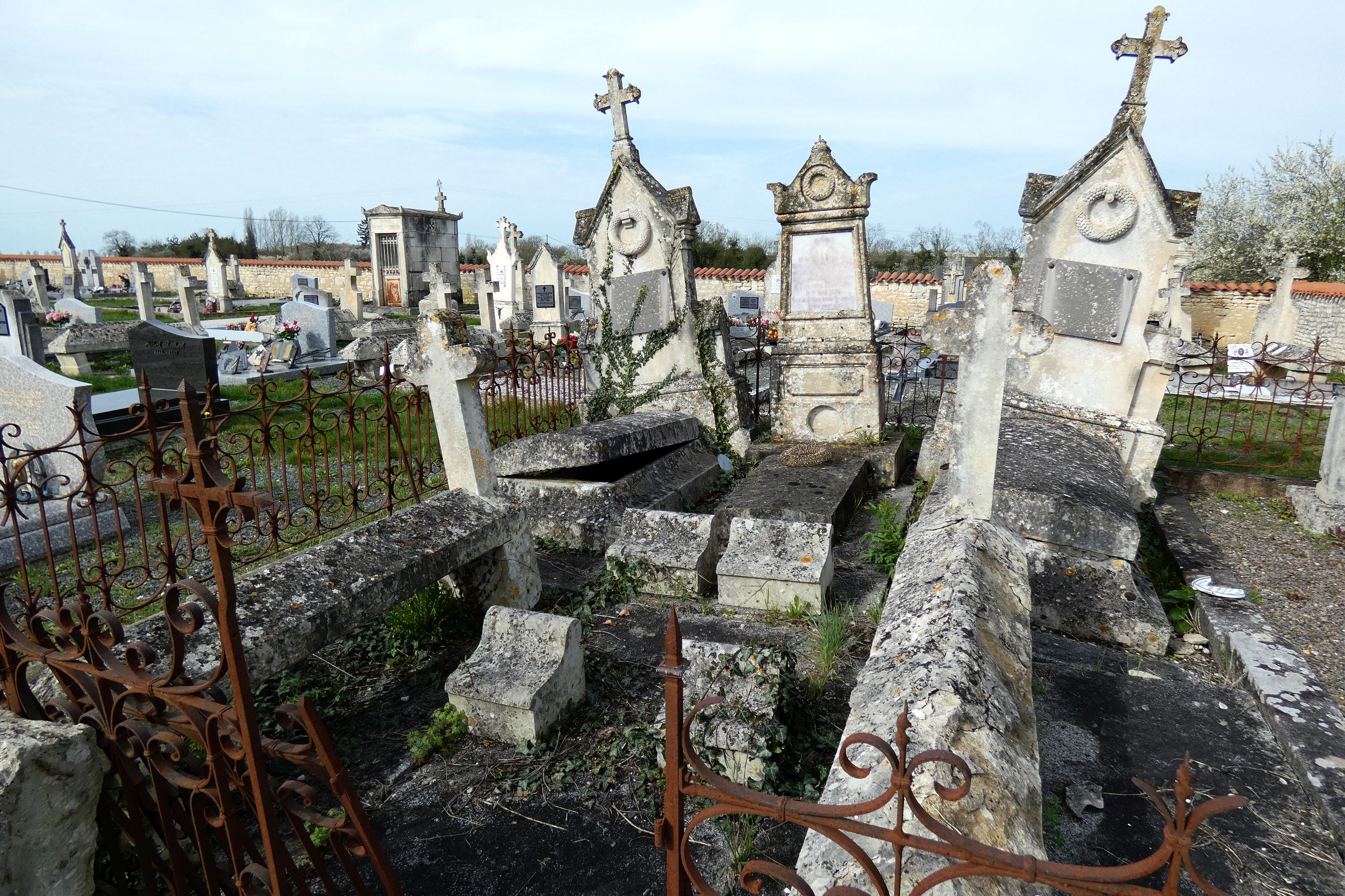 Enclos funéraire de la famille Dazelle-Lucas