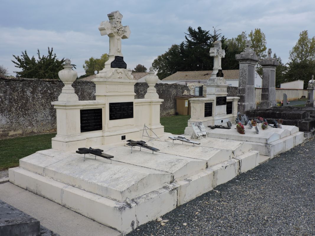 Tombeaux (série de 2) des familles Faucher-Roulet-Tiffreau-Chabirand, dont deux soldats de la guerre 1914-1918