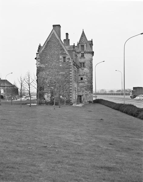 Hôtel Etienne Hervé, puis hôtel Ogeron de la Boire, puis école de charité, puis école des Frères des Ecoles chrétiennes, dit faussement hôtel du Roi-de-Pologne, actuellement institut municipal