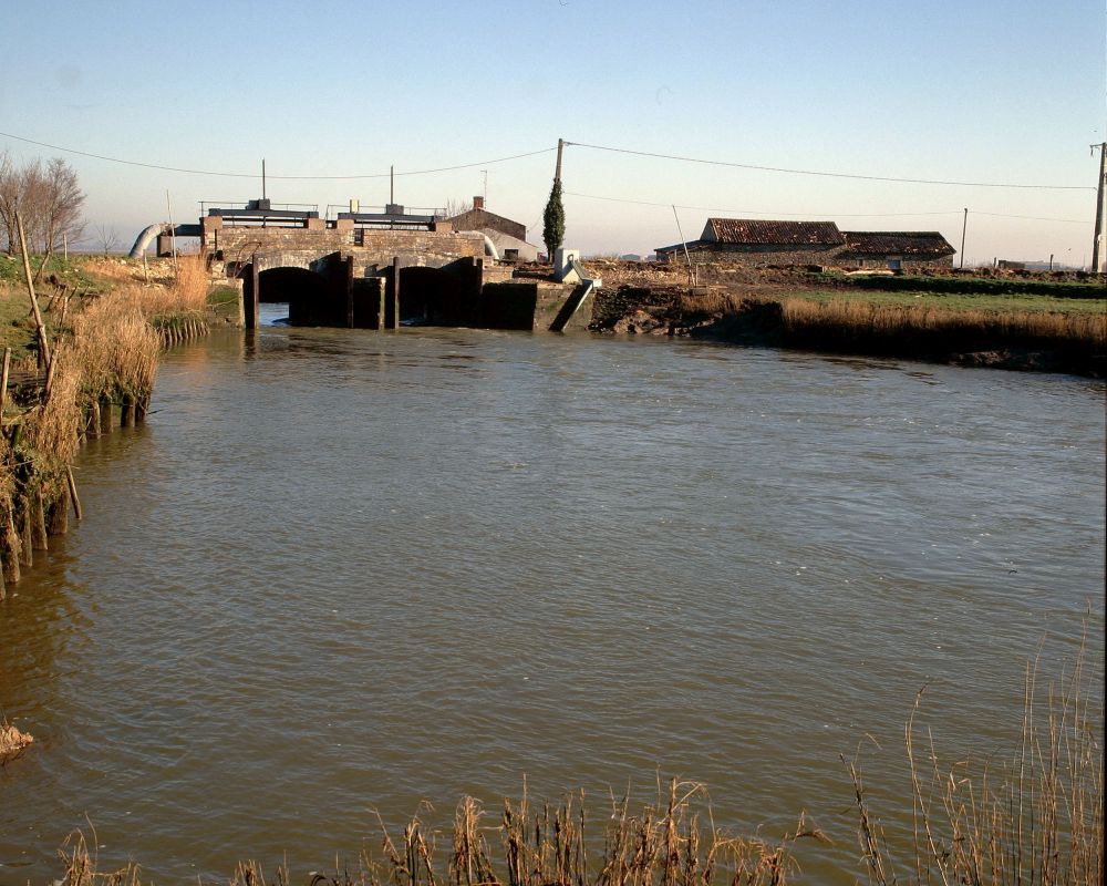 Portes du canal des Cinq Abbés, maison de garde