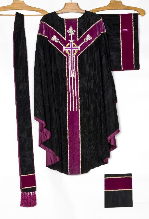 Ornement noir : chasuble, étole, voile de calice, bourse de corporal - Église paroissiale Notre-Dame-de-l'Assomption, La Rouaudière