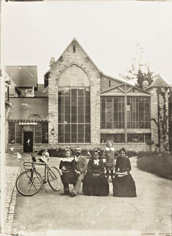 Atelier d'artiste, puis usine de chapellerie, actuellement salle de sport, 11 rue du Dôme, Laval