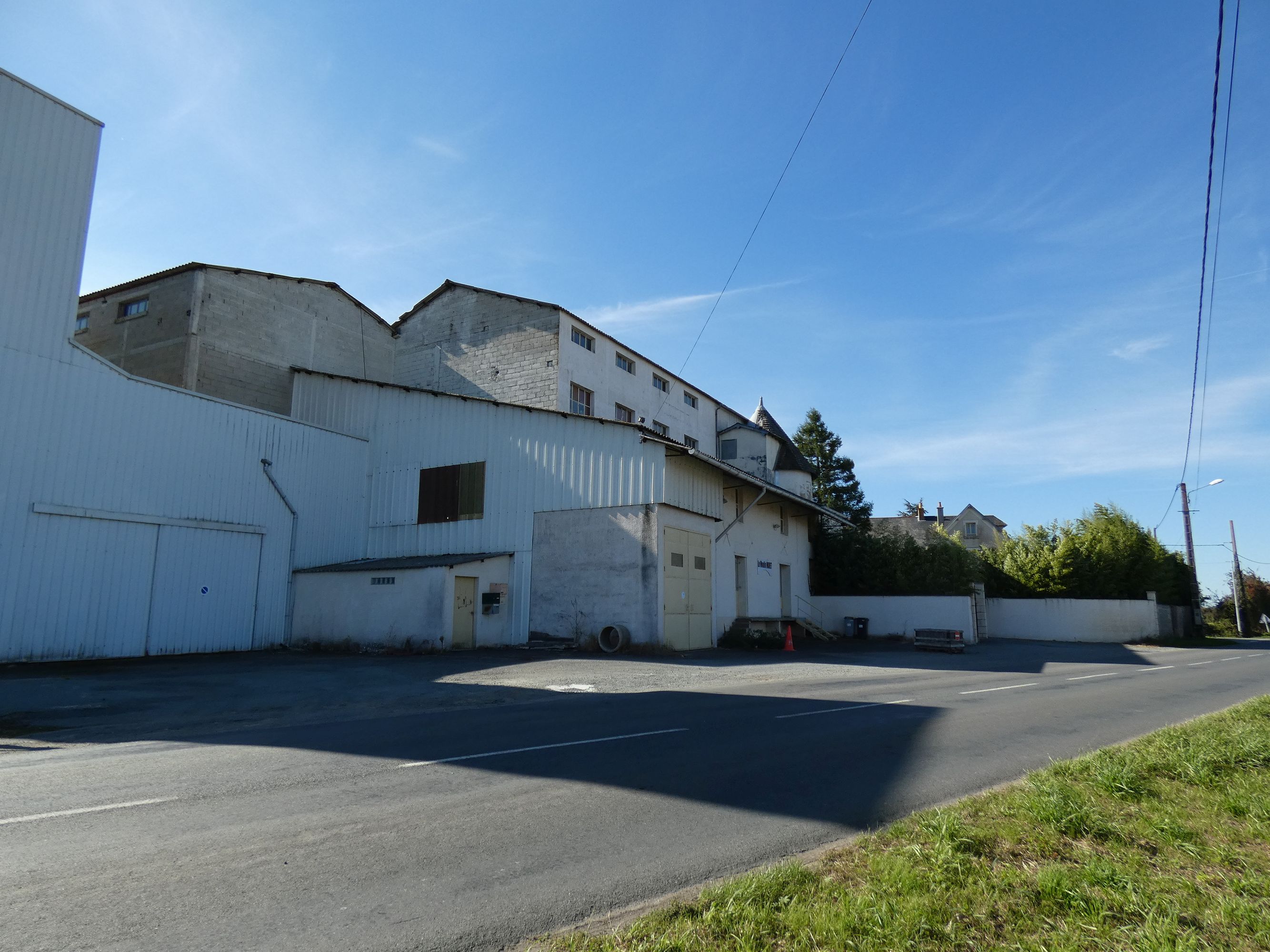 Moulin de la Petite Bernegoue, puis minoterie dite le Moulin Maret, actuellement site artisanal, route de Maillé, 9 Bois-Charrie