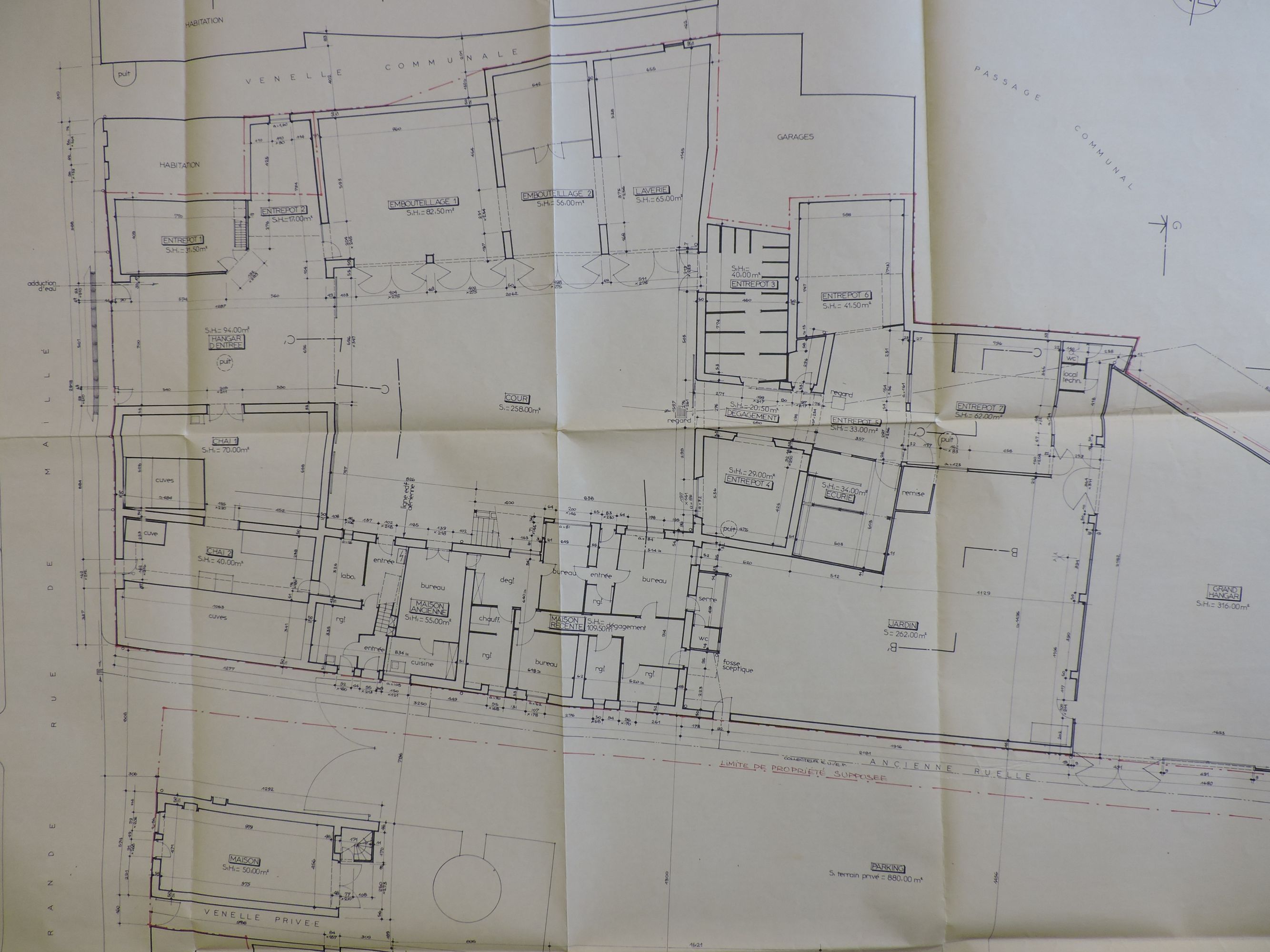 Chais à vin (disparus), actuellement restaurant scolaire et salle des fêtes dite Espace Agrippa d'Aubigné ; 7 Grand rue