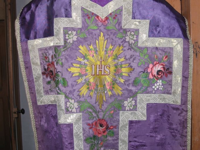 Ornement violet n° 1 : chasuble, manipule, étole, bourse de corporal