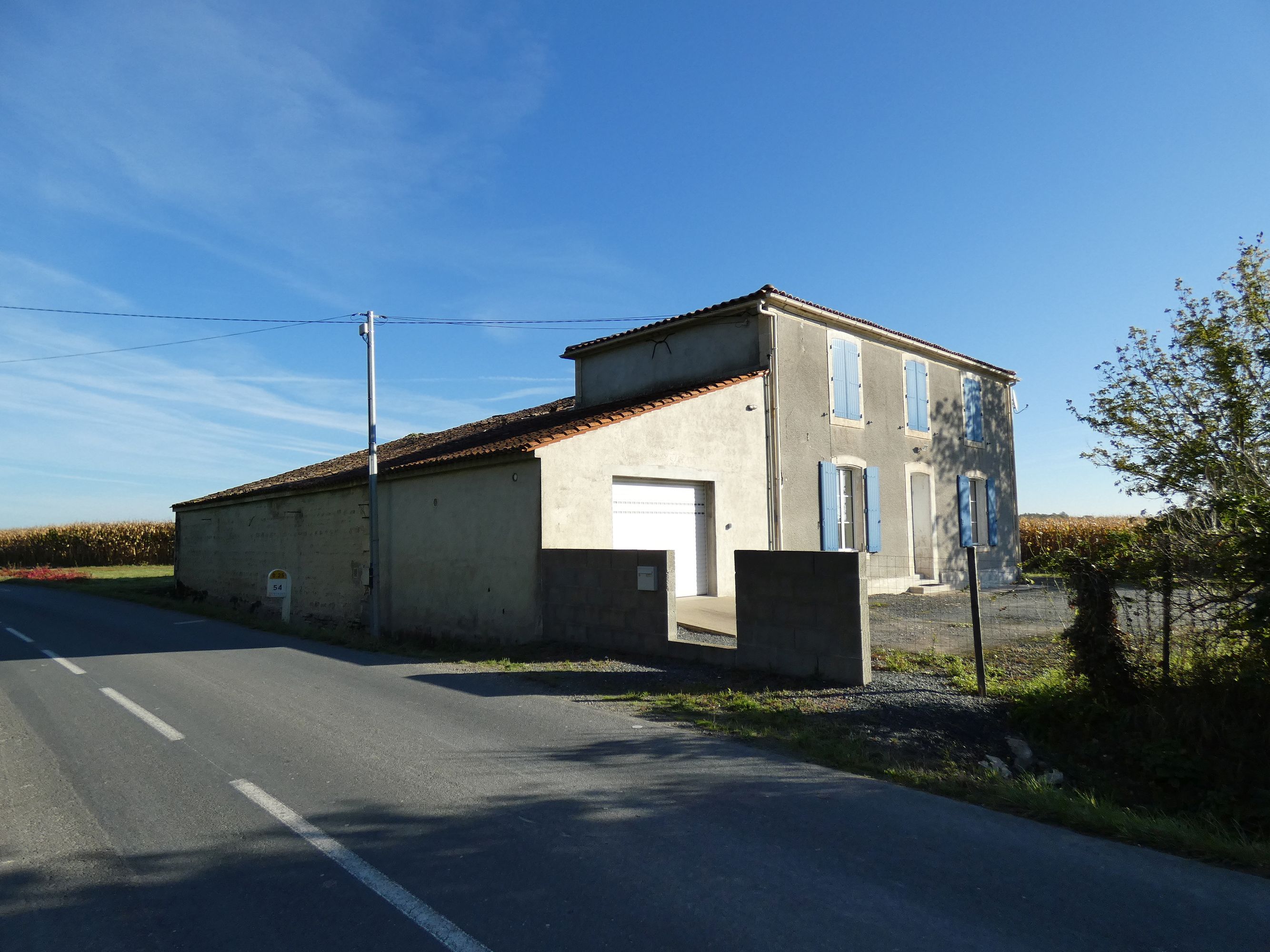 Ferme dite les Granges, actuellement maison, route de Maillé