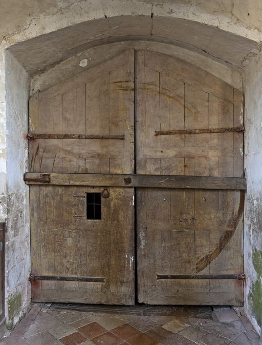 Vantaux du portail ouest de l'église de Saint-Georges-du-Rosay.