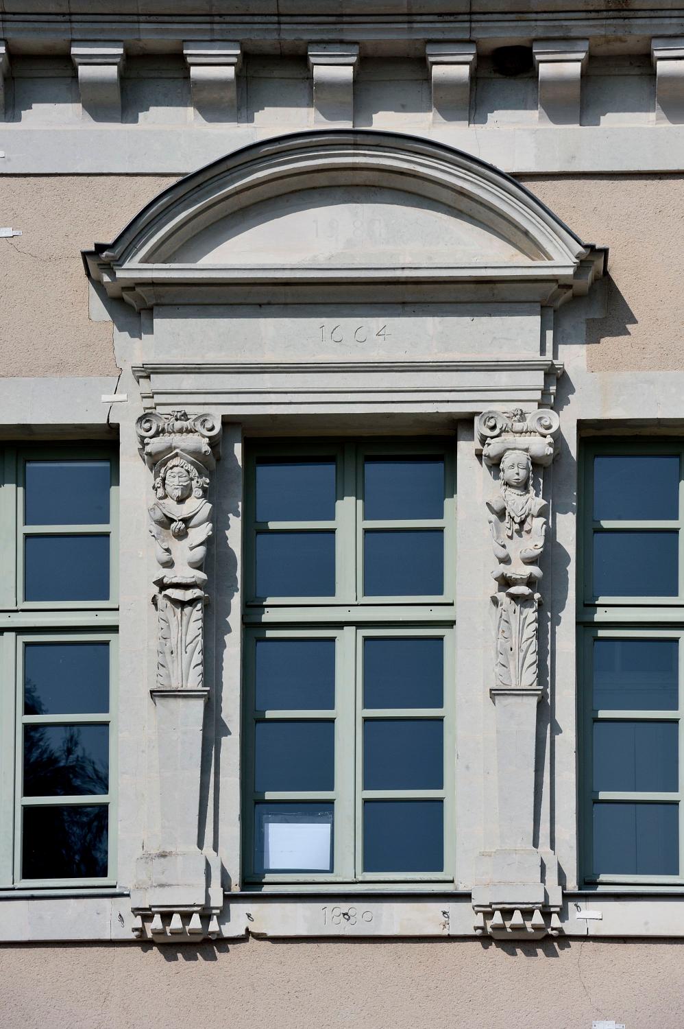 Logis dit de l'Abbaye à Bouchemaine. Détail de la fenêtre centrale de l'étage.