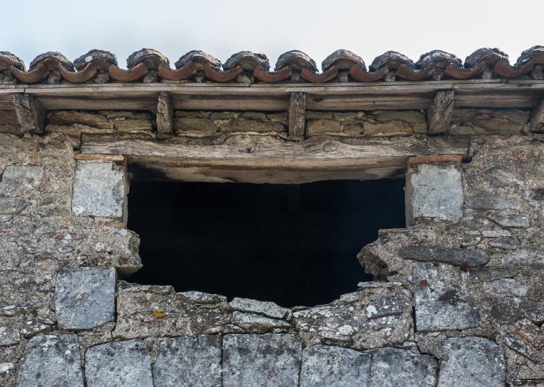 Débord de toit avec chevrons apparents et tuiles débordantes. Habitation. La Fennetière, Le Loroux-Bottereau. Cadastre 2018, BL 01-230