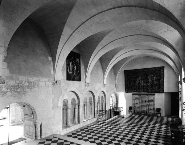 Abbaye de bénédictins puis de mauristes, dite abbaye Saint-Aubin, actuellement hôtel du Département et préfecture de Maine-et-Loire