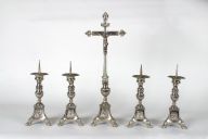 Ensemble de 2 garnitures d'autel : 2 croix d'autel et 8 chandeliers d'autel - Église paroissiale Saint-Jean-Baptiste, Saint-Jean-sur-Erve