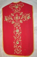 Ornement rouge n° 11 : chasuble, étole, manipule, bourse de corporal, voile de calice