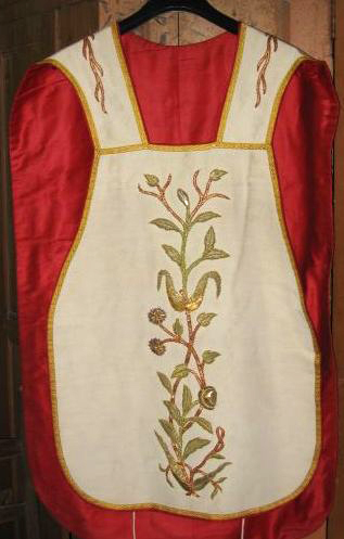 Ornement blanc n° 8 : chasuble, étole, manipule, bourse de corporal, voile de calice