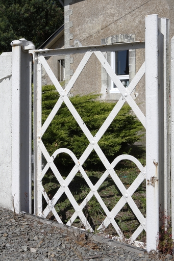 Passage à niveau ; maison de garde-barrière, actuellement maison