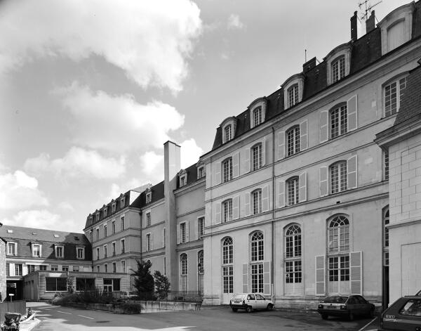 Abbaye de bénédictins puis de mauristes, dite abbaye Saint-Aubin, actuellement hôtel du Département et préfecture de Maine-et-Loire