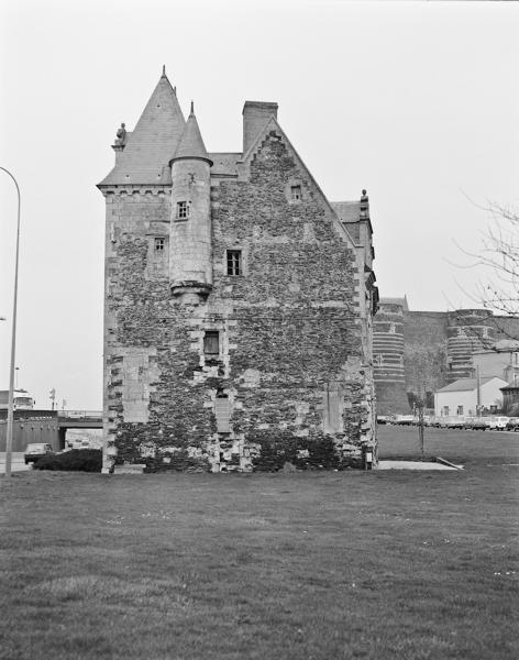 Hôtel Etienne Hervé, puis hôtel Ogeron de la Boire, puis école de charité, puis école des Frères des Ecoles chrétiennes, dit faussement hôtel du Roi-de-Pologne, actuellement institut municipal