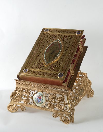 Ensemble d'un pupitre de table et d'un livre