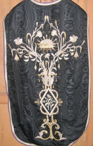 Ornement noir n° 1 : chasuble