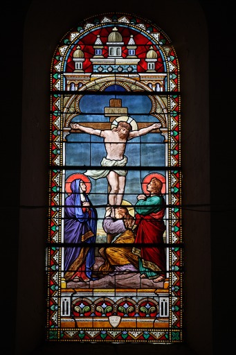 Verrière : crucifixion - Église paroissiale et prieurale Notre-Dame, Saulges