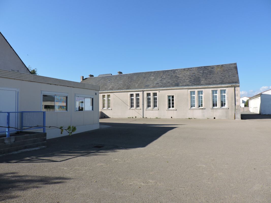 Ecole primaire publique Gaston-Chaissac, place du 8-Mai-1945