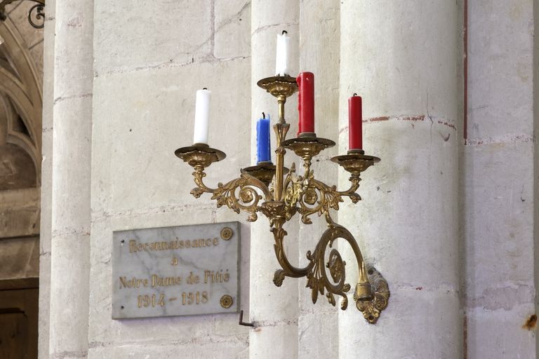 Monument aux morts, église paroissiale de la Sainte-Trinité et de Saint-Honoré de Machecoul