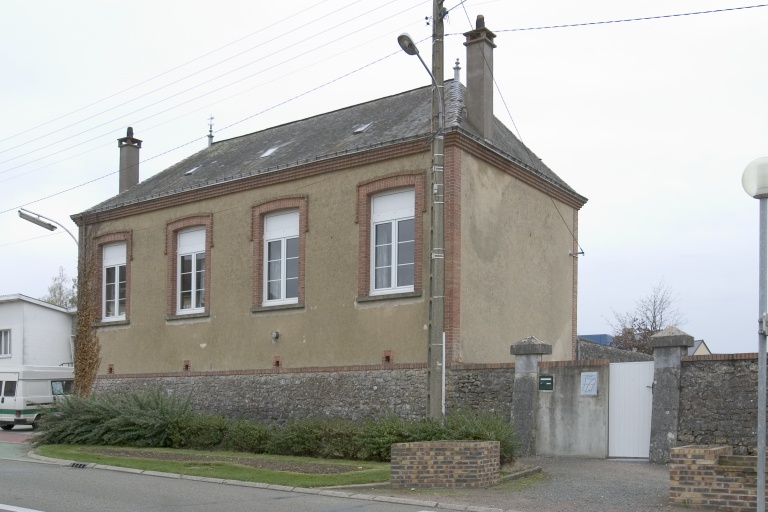 École privée de filles, actuellement école primaire privée, 14 route du Mans