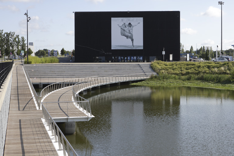 Ensemble de 32 photographies monumentales à Saint-Herblain et à Orvault : Dans(e) la cité