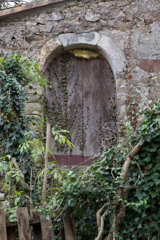 Porte plein cintre en tuffeau avec date portée (1741). La Bourchinière, Saint-Fiacre-sur-Maine. Cadastre 2018, A 01-947.