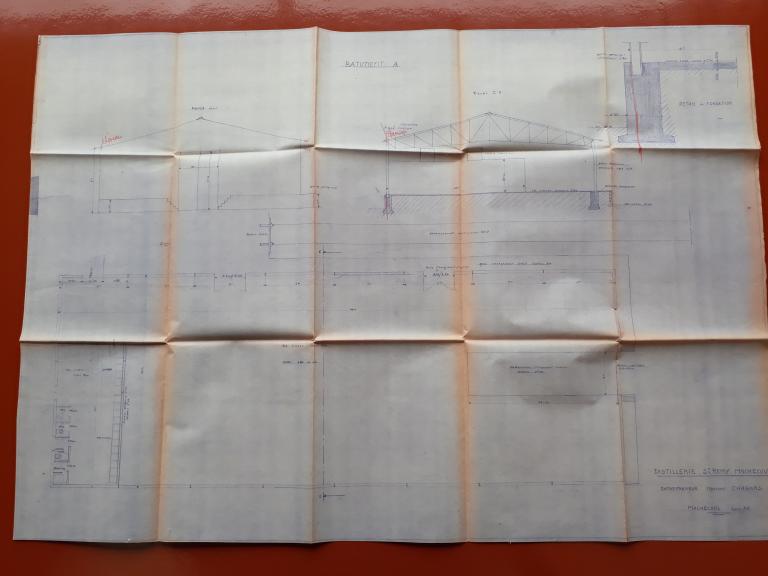 Plan du 4 décembre 1961, "Distillerie Saint Rémy Machecoul, Projet agrandissement, nouveaux chais", entrepreneur : M. Chagnas : plan, coupe, élévation et détail fondation du bâtiment A.