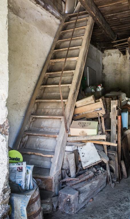 Escalier en charpente droit avec contremarche permettant l'accès au comble d'une habitation. La Brégeonnière, La Boissière-du-Doré. Cadastre 2018, B 01-703.