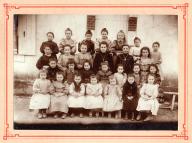 Photo de classe devant l'école de filles vers 1900-1910.