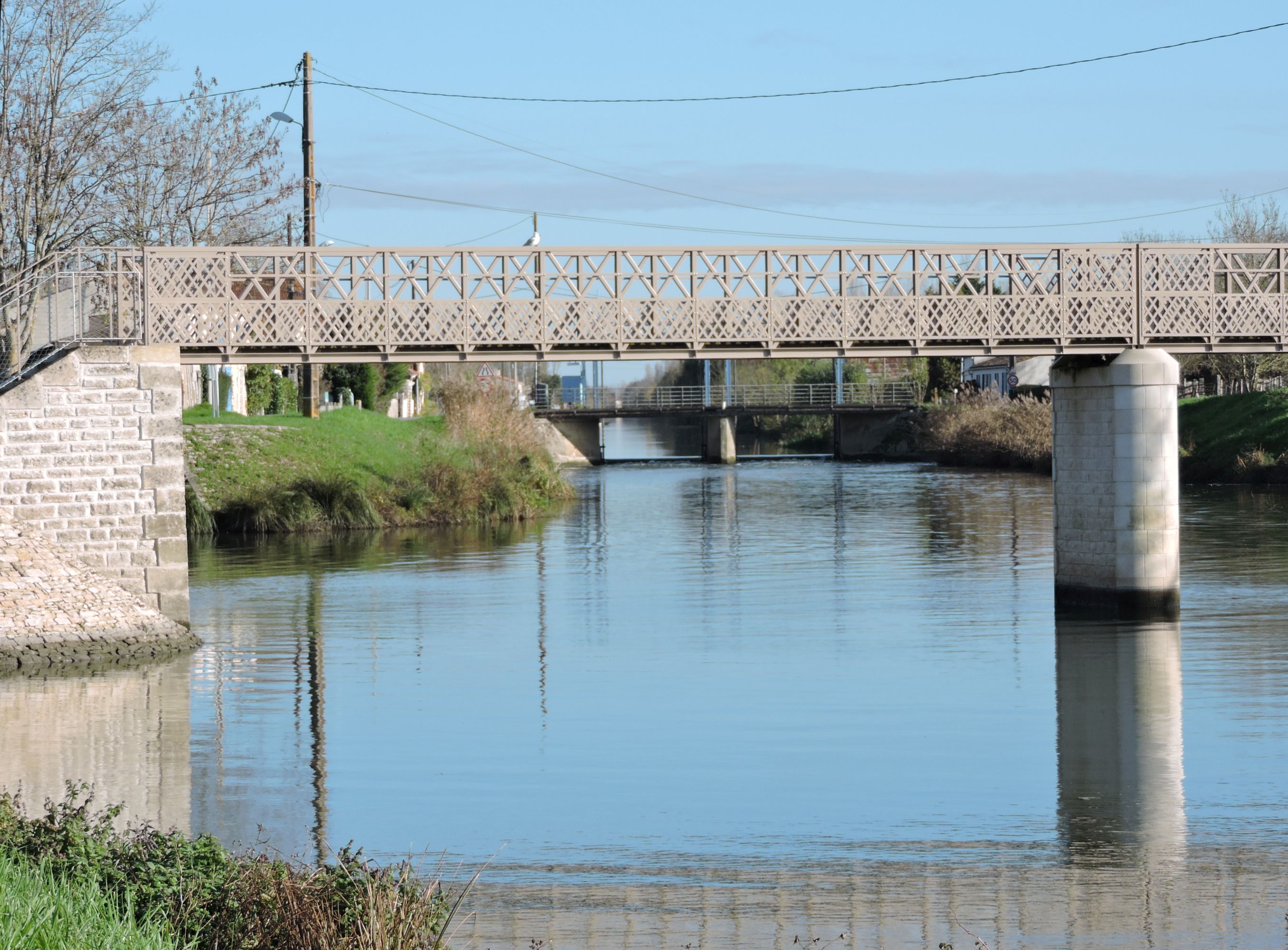 Hameau et site d'écluse de Bazoin