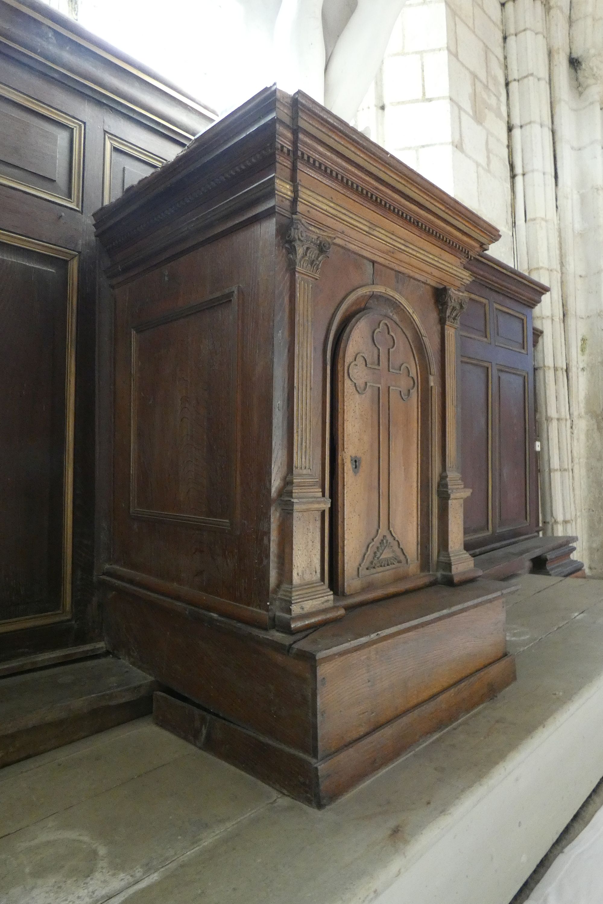 Autel, tabernacle, retable et statue de saint Jean-Baptiste