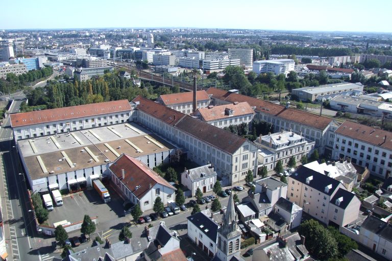 Usine de tabacs, actuellement entrepôt industriel, rue du Colonel-Raynal