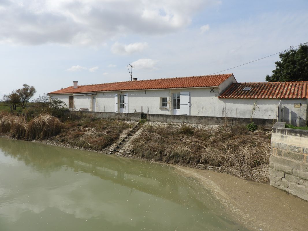 Porte du canal du Clain ou des Grands Greniers, maison de garde