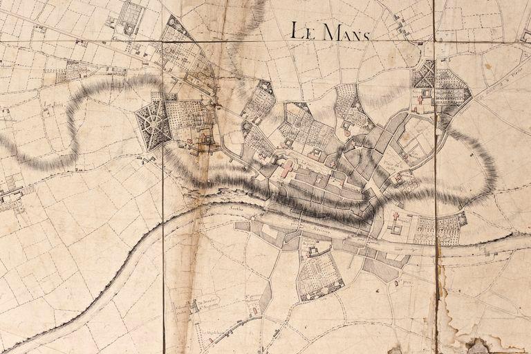 La traversée du canton de Bonnétable par la voie antique du Mans à Evreux, puis Grand Chemin mansais vers Rouen, puis route royale du Mans à Paris, puis R.N. 138 bis du Mans à Mortagne au Perche, actuellement R.D. 301.